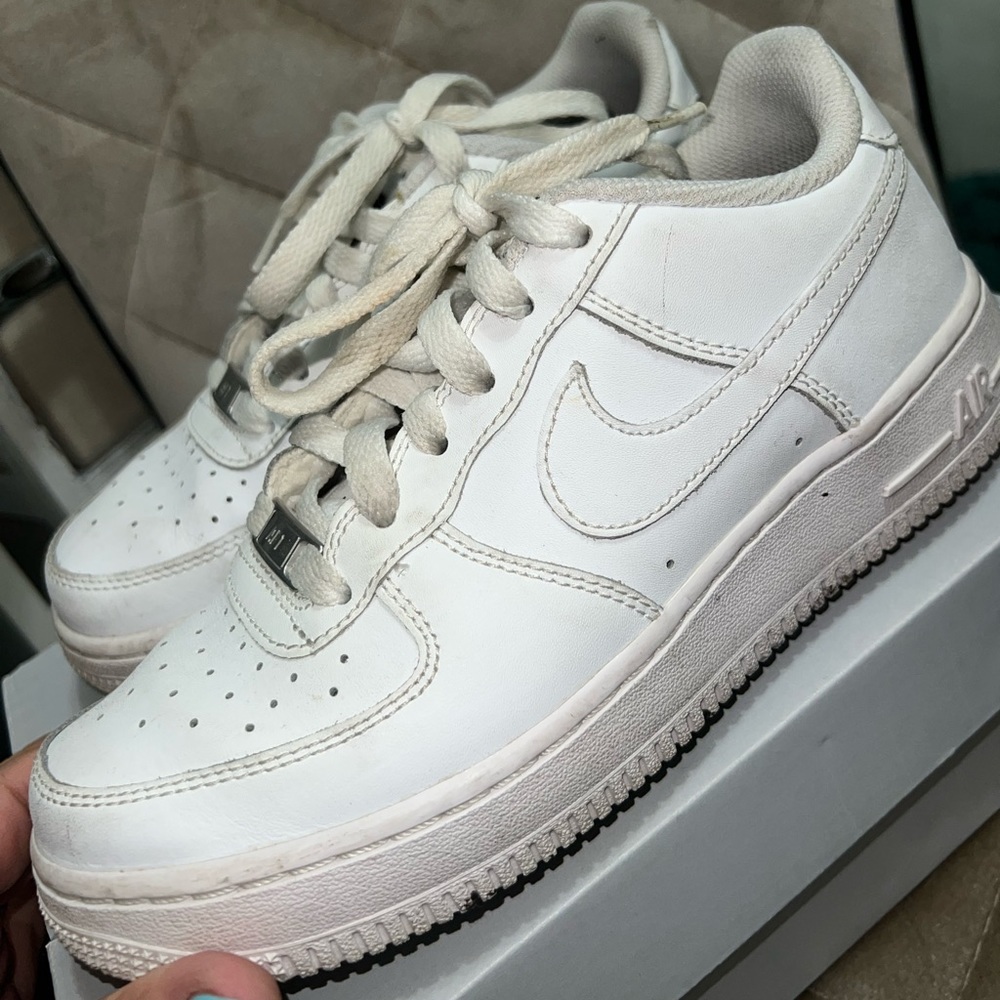 WHITE NIKE AIR FORCE